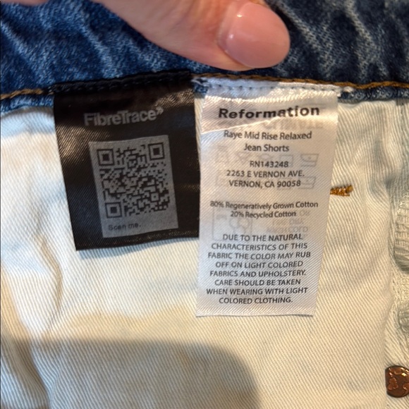 Size 29 Reformation Raye Mid Rise 6" Relaxed Jean Shorts - Picture 6 of 6